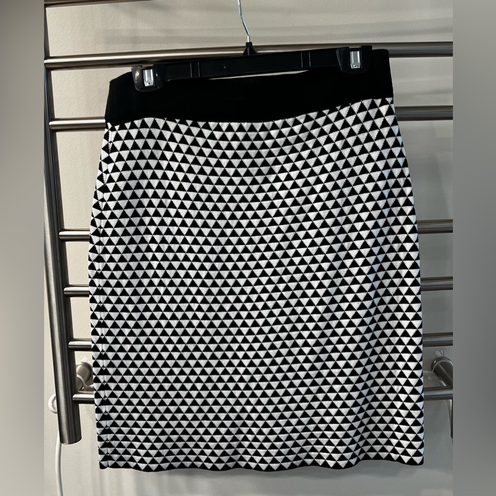 WHBM Black and White Geometric Sweater Skirt…Size Small